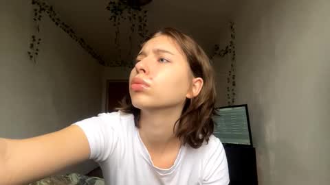 Snapshot of viviennebreihan chatting on November 11, 7:19 am Vivi online show from November 11, 7:19 am