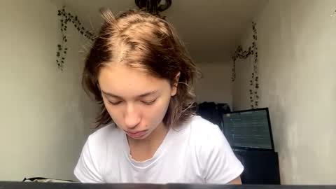 Snapshot of viviennebreihan chatting on November 12, 7:20 am Vivi online show from November 12, 7:20 am