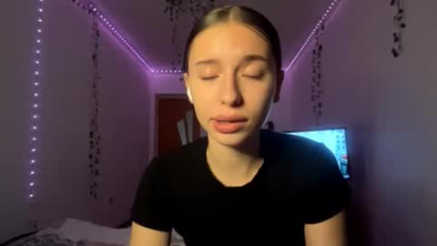 Snapshot of viviennebreihan chatting on November 17, 6:03 pm Vivi online show from November 17, 6:03 pm