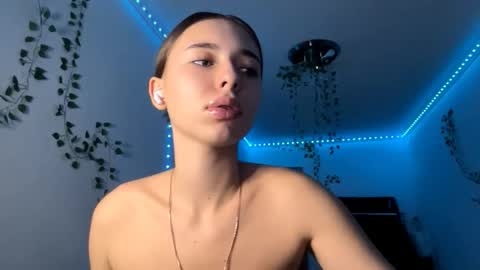 Snapshot of viviennebreihan chatting on November 22, 4:28 pm Vivi online show from November 22, 4:28 pm