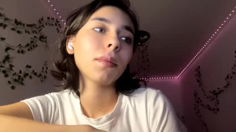 Snapshot of viviennebreihan chatting on November 23, 4:07 pm Vivi online show from November 23, 4:07 pm