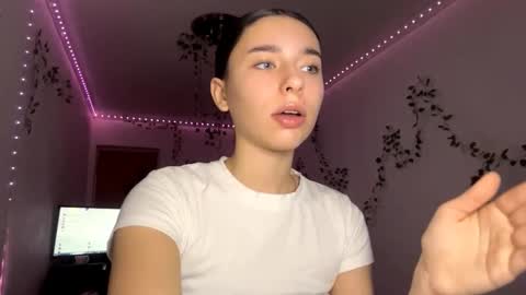 Snapshot of viviennebreihan chatting on November 24, 4:18 pm Vivi online show from November 24, 4:18 pm