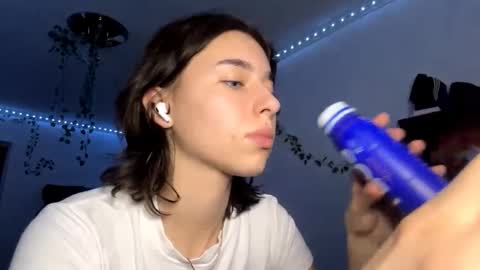 Snapshot of viviennebreihan chatting on December 3, 3:21 pm Vivi online show from December 3, 3:21 pm