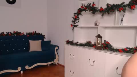 Snapshot of vivienneclement chatting on December 4, 9:46 pm Vivienne online show from December 4, 9:46 pm