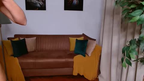 Snapshot of vivienneclement chatting on March 13, 4:46 pm Vivienne online show from March 13, 4:46 pm