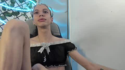 Snapshot of vodkadelulo_ chatting on April 20, 11:24 am vodkadelulo online show from April 20, 11:24 am