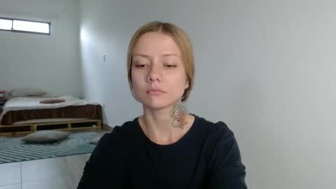 Snapshot of voyeurita chatting on December 2, 9:32 pm Victoria online show from December 2, 9:32 pm