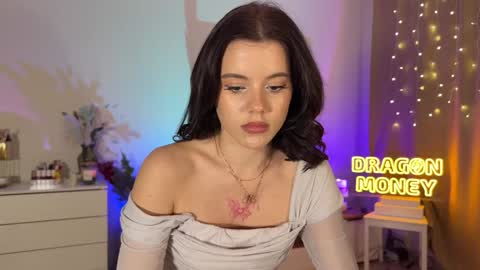 Mia online show from December 4, 2:04 pm