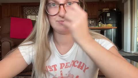 Snapshot of wanderlustjade chatting on December 4, 8:07 pm Jade Adonis online show from December 4, 8:07 pm