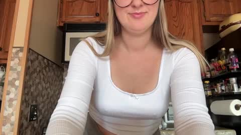 Snapshot of wanderlustjade chatting on December 5, 5:06 pm Jade Adonis online show from December 5, 5:06 pm