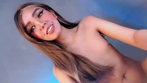 Isla Fox online show from October 20, 8:15 am