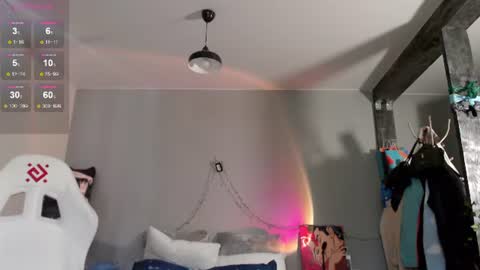 Snapshot of weed_princesss chatting on June 26, 9:25 am moon online show from June 26, 9:25 am