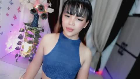 Snapshot of wellcumbabyxx chatting on April 14, 1:33 am Hi Im LOVIE Please dont forget to follow and thumbs up me online show from April 14, 1:33 am