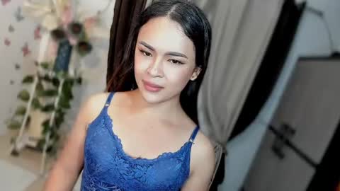 Snapshot of wellcumbabyxx chatting on June 5, 12:06 am Hi Im LOVIE Please dont forget to follow and thumbs up me online show from June 5, 12:06 am