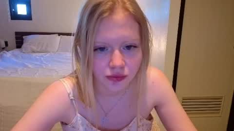 Snapshot of wendy_228 chatting on June 24, 3:27 am Wendy online show from June 24, 3:27 am