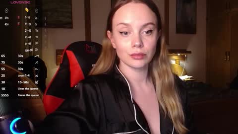 Lana online show from December 5, 9:00 pm