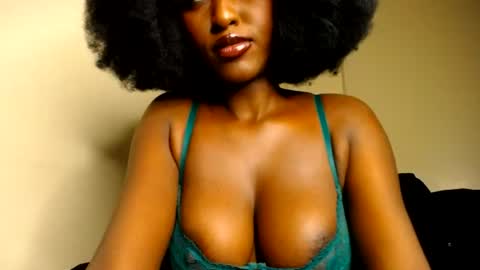 Snapshot of wet_wife_material chatting on July 6, 10:34 pm Macey online show from July 6, 10:34 pm