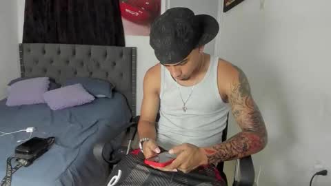 Snapshot of white_master444 chatting on May 27, 2:41 am white online show from May 27, 2:41 am