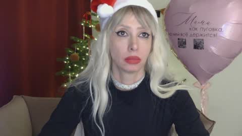 White Queen online show from December 25, 10:05 pm