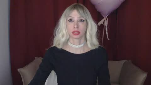 White Queen online show from January 3, 1:05 am