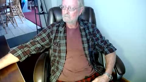 whofcares2 online show from February 17, 6:47 pm