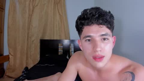 Snapshot of whos_he chatting on November 30, 12:58 am whos_he online show from November 30, 12:58 am