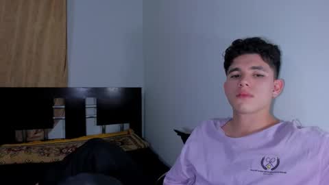 Snapshot of whos_he chatting on December 1, 12:15 am whos_he online show from December 1, 12:15 am