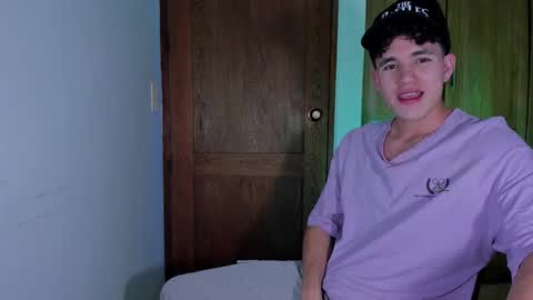 Snapshot of whos_he chatting on December 20, 12:40 am whos_he online show from December 20, 12:40 am