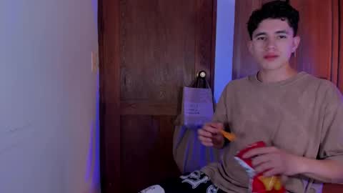 Snapshot of whos_he chatting on December 21, 8:16 pm whos_he online show from December 21, 8:16 pm