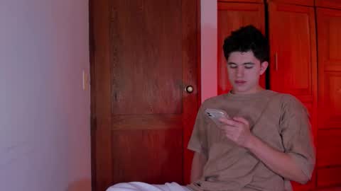 Snapshot of whos_he chatting on January 6, 7:39 pm whos_he online show from January 6, 7:39 pm