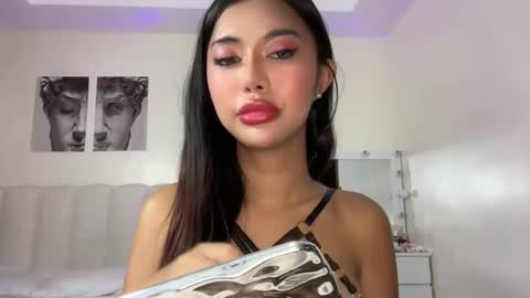 Snapshot of whoss_sofia chatting on June 1, 11:01 am Sofia online show from June 1, 11:01 am