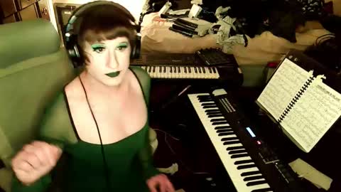 Countess of Hotdogs online show from December 18, 6:30 am