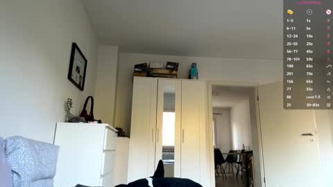 Mia online show from September 28, 7:03 am