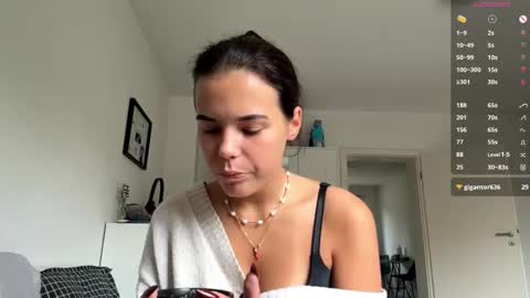 Mia online show from October 12, 7:40 am