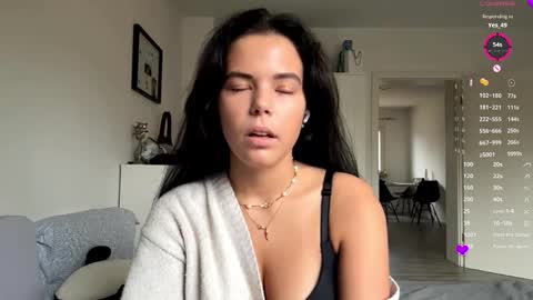 Mia online show from November 16, 8:09 am