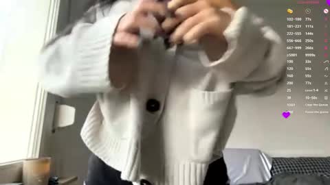 Mia online show from December 21, 8:10 am