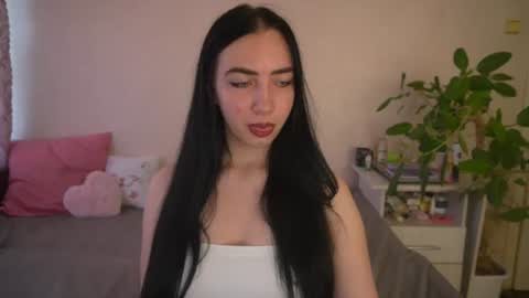 Snapshot of wildkittenx_ chatting on July 25, 4:21 am Alena online show from July 25, 4:21 am