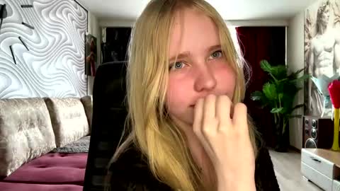 Snapshot of wilhelminafraker chatting on May 28, 11:40 am Anny online show from May 28, 11:40 am