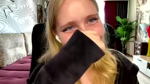 Snapshot of wilhelminafraker chatting on June 11, 12:25 pm Anny online show from June 11, 12:25 pm