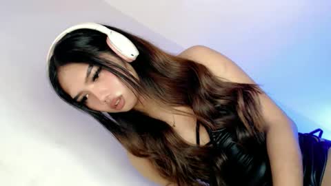 Snapshot of willing_and_wet chatting on December 1, 5:01 am LE XI online show from December 1, 5:01 am