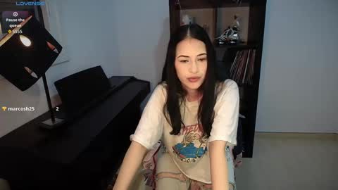 Snapshot of windy_butterfly chatting on October 23, 6:23 am Sara online show from October 23, 6:23 am