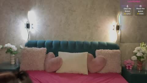 Amalia and Mia online show from March 28, 7:13 pm