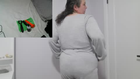 Snapshot of winnieatplay chatting on March 28, 5:40 am Winnie online show from March 28, 5:40 am