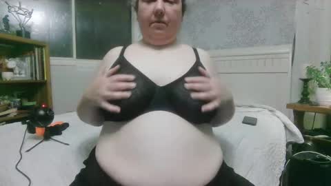 Snapshot of winnieatplay chatting on April 14, 3:56 am Winnie online show from April 14, 3:56 am