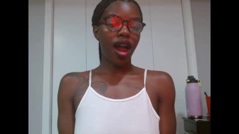 Snapshot of wishhwashy22 chatting on May 27, 2:52 am Chanel online show from May 27, 2:52 am