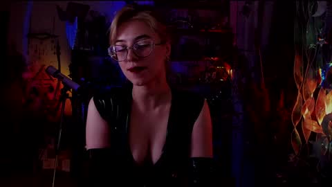 Snapshot of witch_fiona chatting on December 4, 8:18 pm Goddess of two strapons - Mr. long Don Mr. Pinky online show from December 4, 8:18 pm