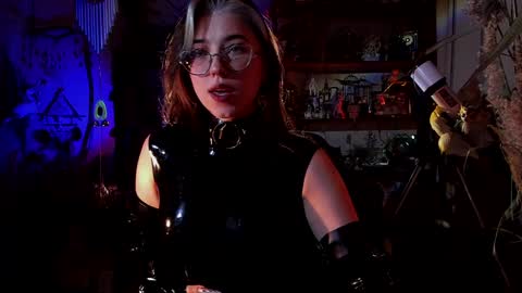 Snapshot of witch_fiona chatting on February 4, 7:22 pm Goddess of two strapons - Mr. long Don Mr. Pinky online show from February 4, 7:22 pm