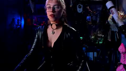 Snapshot of witch_fiona chatting on February 18, 7:09 pm Goddess of two strapons - Mr. long Don Mr. Pinky online show from February 18, 7:09 pm