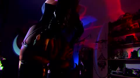 Snapshot of witch_fiona chatting on September 18, 8:22 pm Goddess of two strapons - Mr. long Don Mr. Pinky online show from September 18, 8:22 pm