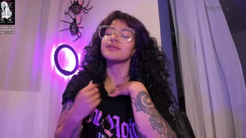 Snapshot of witchofhearts chatting on December 27, 6:14 am Luna Violeta A r t i s t online show from December 27, 6:14 am